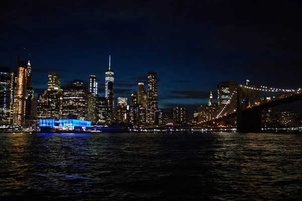 Hermosa toma de Manhattan y el puente por la noche — Foto de Stock