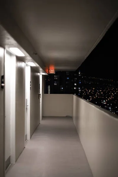 Nachtaufnahmen der Stadt von einem Balkon mit Ausfahrtsschild — Stockfoto