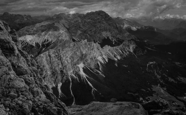 Όμορφα Βουνά Και Λόφους Εκπληκτική Συννεφιά Ουρανό Πυροβόλησε Μαύρο Και — Φωτογραφία Αρχείου