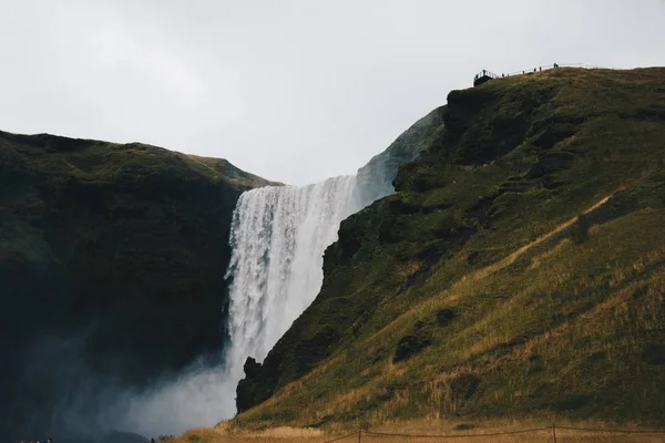 Piękne krajobrazy niesamowite i zapierające dech w piersiach duże wodospady w dziczy — Zdjęcie stockowe
