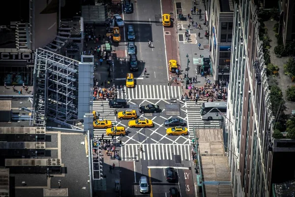 Vue aérienne de voitures jaunes et noires dans la rue près des bâtiments — Photo