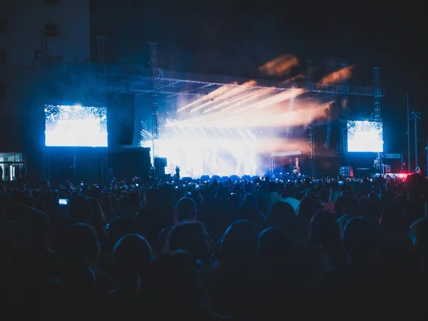 大群衆と大規模なコンサートでステージからの美しい光 — ストック写真