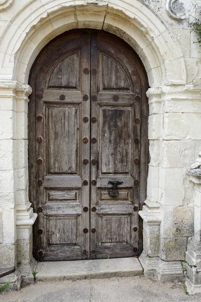 Tiro vertical de una vieja puerta de madera con mango de metal —  Fotos de Stock