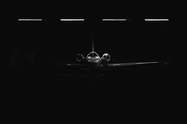 バンカー内の軽飛行機の前 — ストック写真