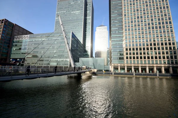 Pont au-dessus d'un lac vers la ville avec grand bâtiment à distance — Photo