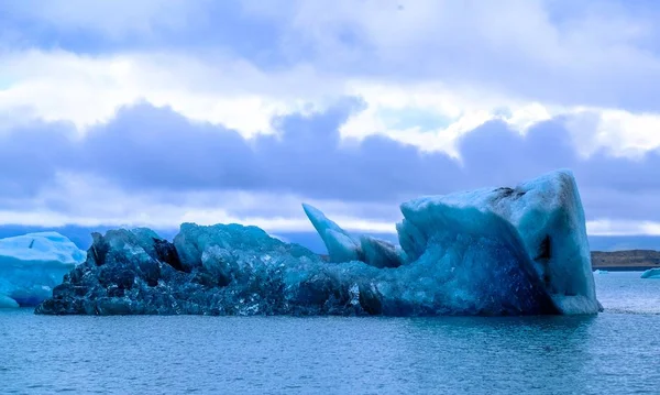 Colpo largo di un iceberg sul corpo d'acqua — Foto Stock