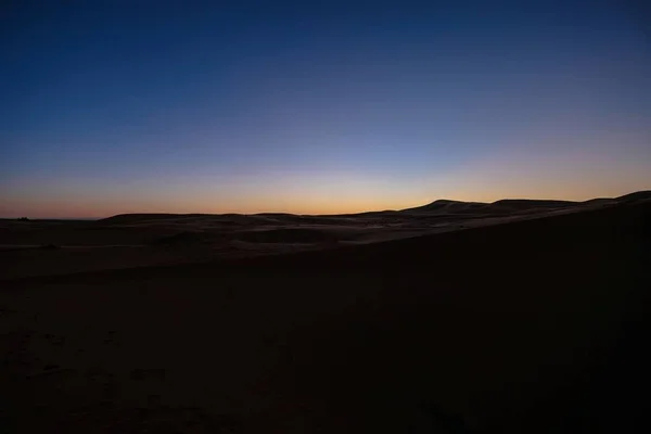 Силует піщаних дюн з блакитним небом на фоні — стокове фото