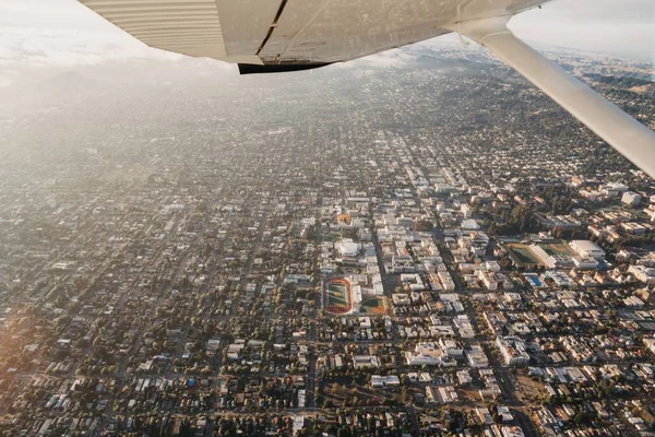 Una Toma Aérea Una Ciudad Vista Desde Avión —  Fotos de Stock