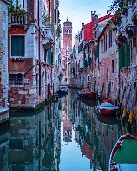 Belo tiro de Veneza com edifícios coloridos e barcos refletidos no canal — Fotografia de Stock