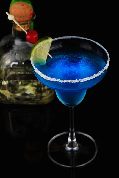 Exotische cocktail met limoen en kersen — Stockfoto