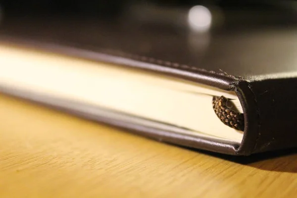 Close-up shot van een gesloten schetsboek met een bladwijzer zichtbaar — Stockfoto