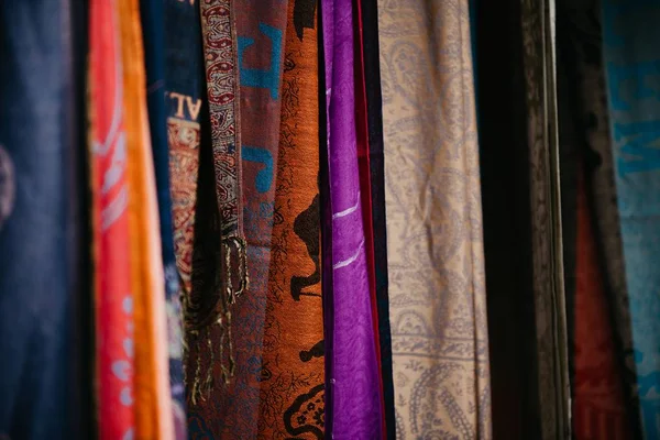 Gros plan de tissu à motifs colorés assortis — Photo