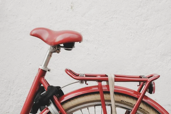 Een rood oud fietszadel met witte achtergrond — Stockfoto