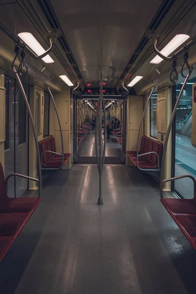 Dentro de um trem de metrô vazio — Fotografia de Stock