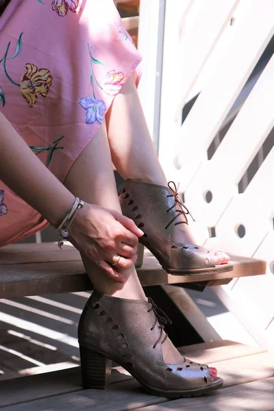 Vrouwelijk voeten in klassieke schoenen-schoonheid/mode Wallpapers — Stockfoto