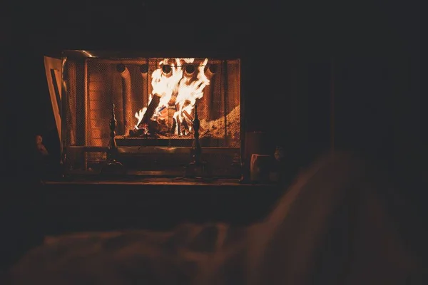 暖炉で燃える薪の美しいショット — ストック写真