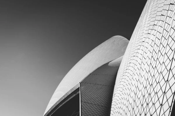 Plan à faible angle en échelle de gris d'une structure architecturale futuriste moderne avec un fond propre — Photo