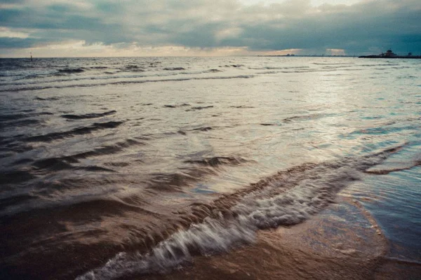 Όμορφα κύματα της θάλασσας που γυρίστηκε από την παραλία — Φωτογραφία Αρχείου