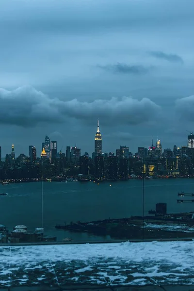 Een Prachtige Stedelijke Stad Met Verbazingwekkende Wolken Lucht Achtergrond — Stockfoto