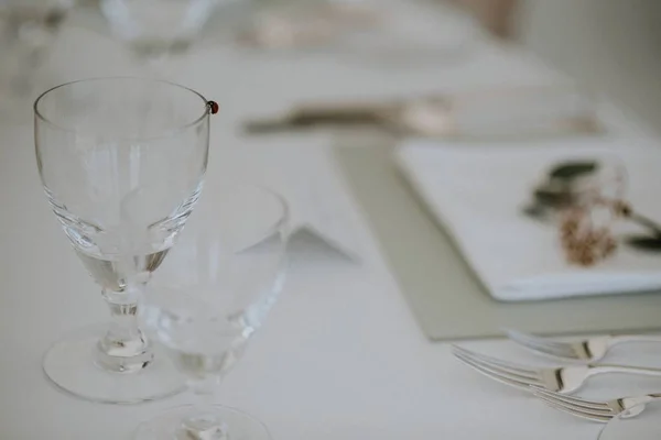 Primo piano di un bicchiere d'acqua su un tavolo di lusso — Foto Stock