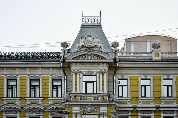 Široký záběr na velký palác s krásnou architekturou a sochami — Stock fotografie