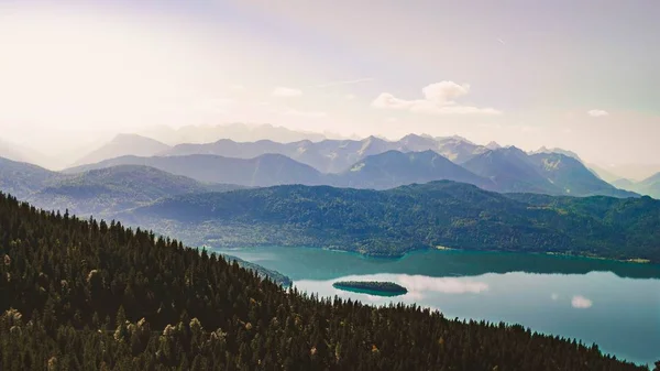 하늘이 뒤섞여 산들로 둘러싸인 고도의 호수의 아름다운 — 스톡 사진