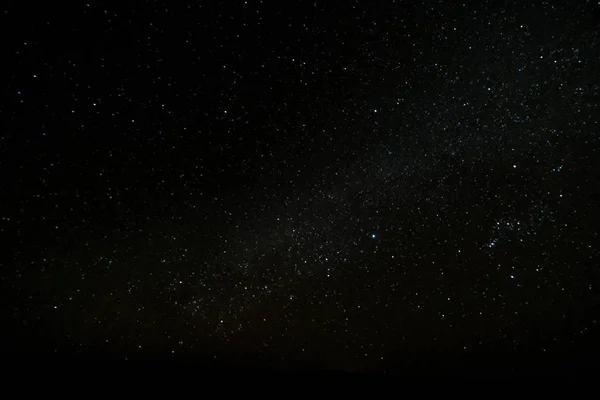 Piękne ujęcie lśniących gwiazd na czarnym niebie — Zdjęcie stockowe
