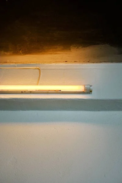Un lado de una lámpara de neón naranja —  Fotos de Stock