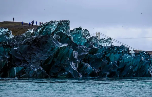 Hermosa toma ancha de un iceberg azul junto al agua — Foto de Stock