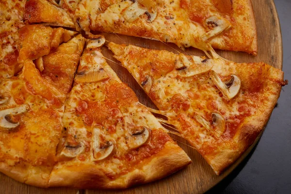 Pizza com cogumelo — Fotografia de Stock