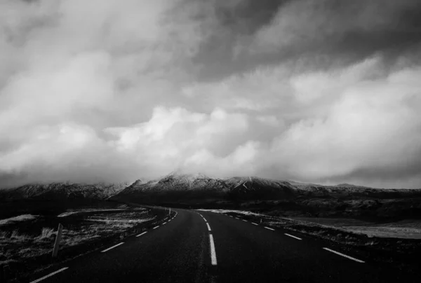 Hermosa toma de un camino angosto con nubes impresionantes en el fondo — Foto de Stock