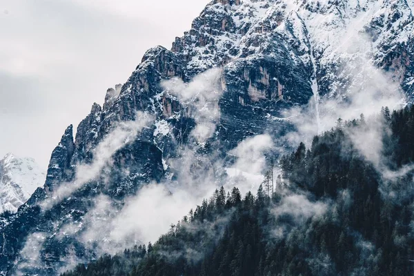 Kış Boyunca Sisli Bulutlu Yüksek Kaya Dağlarının Güzel Bir Görüntüsü — Stok fotoğraf