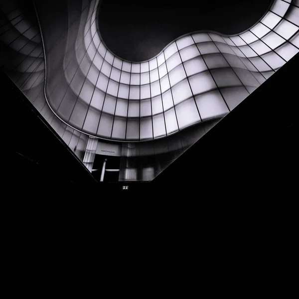 Vertical monochrome shot of an abstract architectural building — Stock Photo, Image