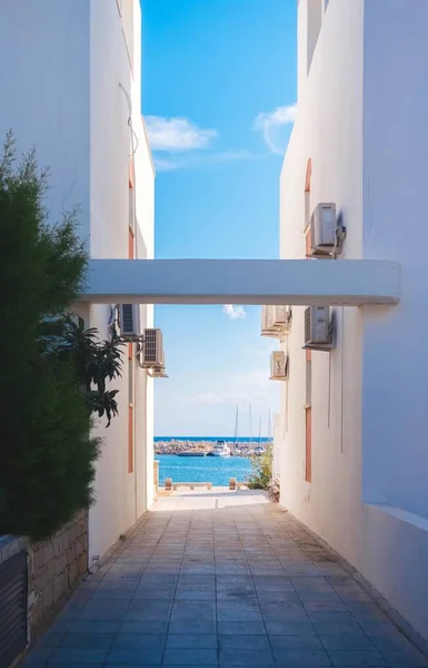 De zee door twee witte gebouwen — Stockfoto