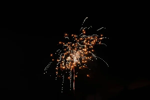 Belo tiro de fogos de artifício coloridos em erupção e estourando no céu noturno — Fotografia de Stock