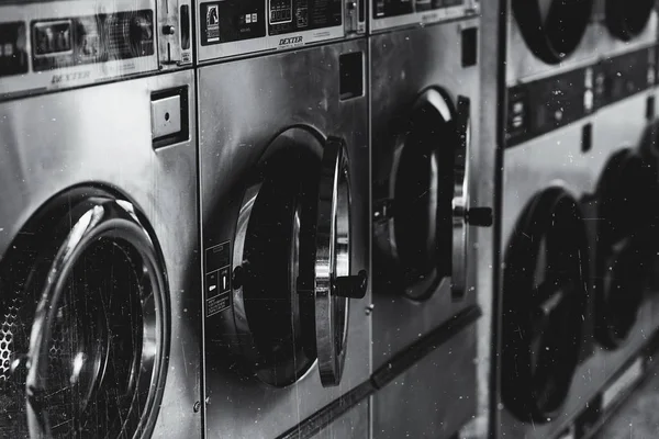 Açık kapılar ile bir çamaşır makinesi grayscale çekim — Stok fotoğraf