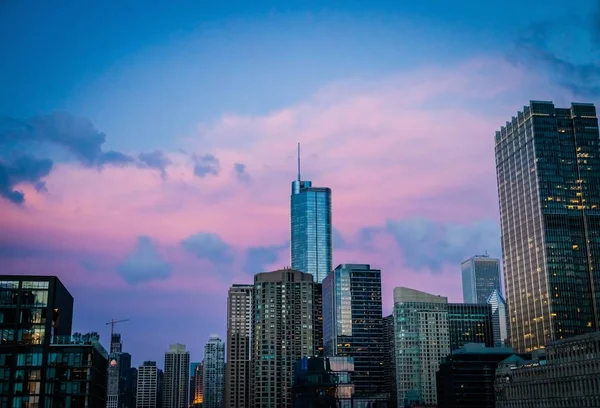 Arranha-céu alto edifício de negócios em Chicago, EUA, com belas nuvens rosa no céu azul — Fotografia de Stock