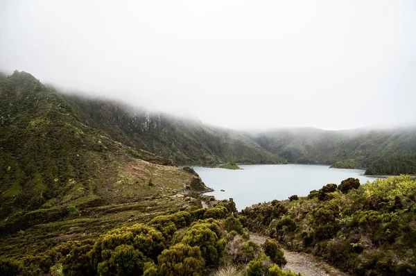 Bir Sis Yeşil Tepeler Ormanlık Dağ Ile Çevrili Bir Gölet — Stok fotoğraf