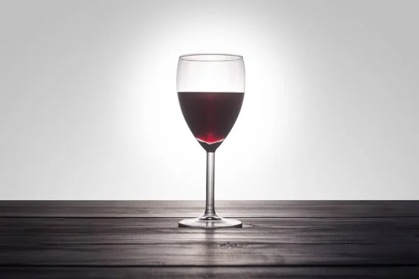 나무 표면에 레드 와인 한 잔 — 스톡 사진