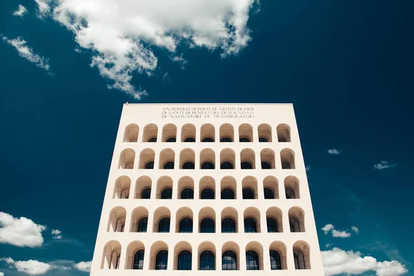 イタリア ローマの雲と青空の下でパラッツォの低角度ショット — ストック写真