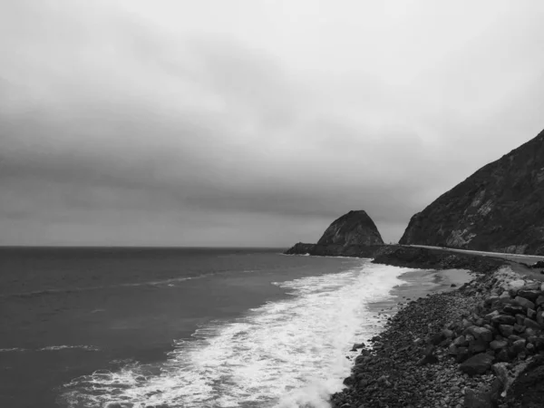 Hermosa toma de olas de mar golpeando la orilla en blanco y negro —  Fotos de Stock