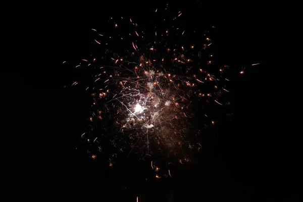 Hermosa toma de coloridos fuegos artificiales en erupción y estallidos en el cielo nocturno —  Fotos de Stock