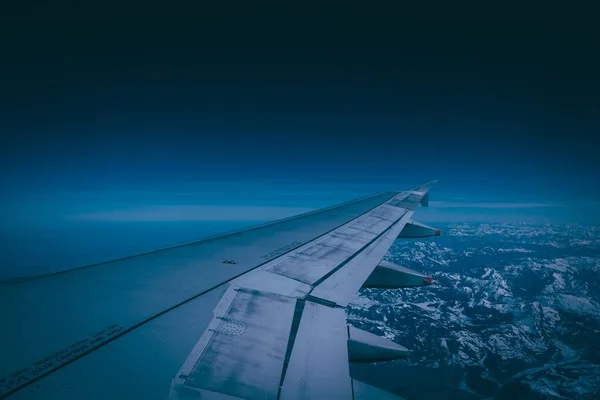 Eine Weite Aufnahme Eines Flugzeugflügels Über Den Schneebedeckten Bergen Mit — Stockfoto
