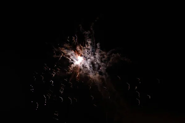 रात के आकाश में रंगीन विस्फोट और विस्फोट फायरवर्क्स का सुंदर शॉट — स्टॉक फ़ोटो, इमेज