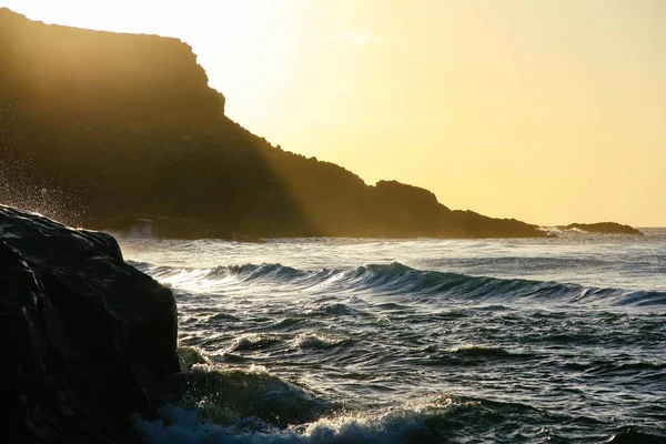 Гарний Знімок Морських Хвиль Падають Скелю Сонце Сяє Над Горою — стокове фото