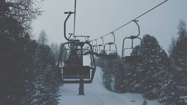 Eine Hochseilbahn Den Schneebedeckten Bergen Für Touristen Und Skifahrer — Stockfoto