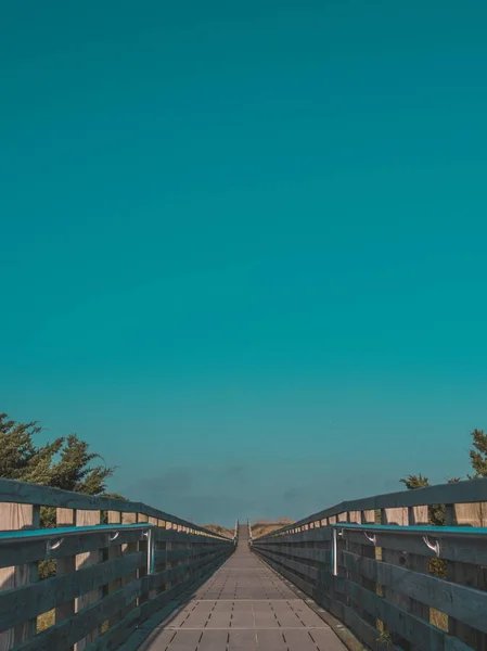 Beau Plan Symétrique Pont Bord Mer Avec Ciel Bleu Clair — Photo