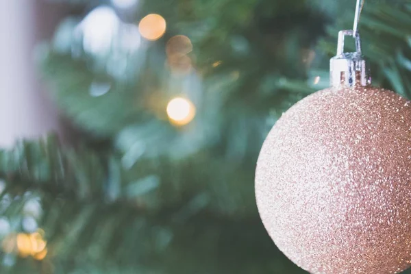 淡いピンクのクリスマスツリーの装飾のクローズアップショット — ストック写真