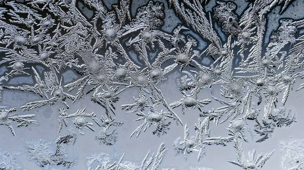ガラスの上の美しい霜のパターンとテクスチャのクローズアップショット — ストック写真