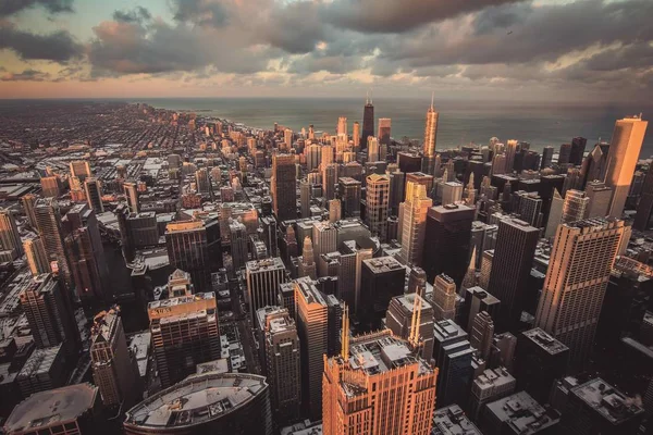 暗い曇り空で上空から撮影した都市都市の美しい街並み — ストック写真